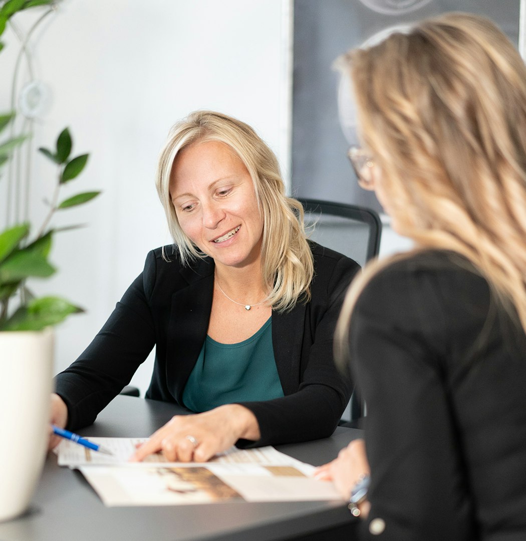 Unsere Edelmetallexpertin bei einer persönlichen Beratung, auch gern persönlich bei uns im Goldgeschäft. Anerkannter Edelmetallhändler Golden Gates.
