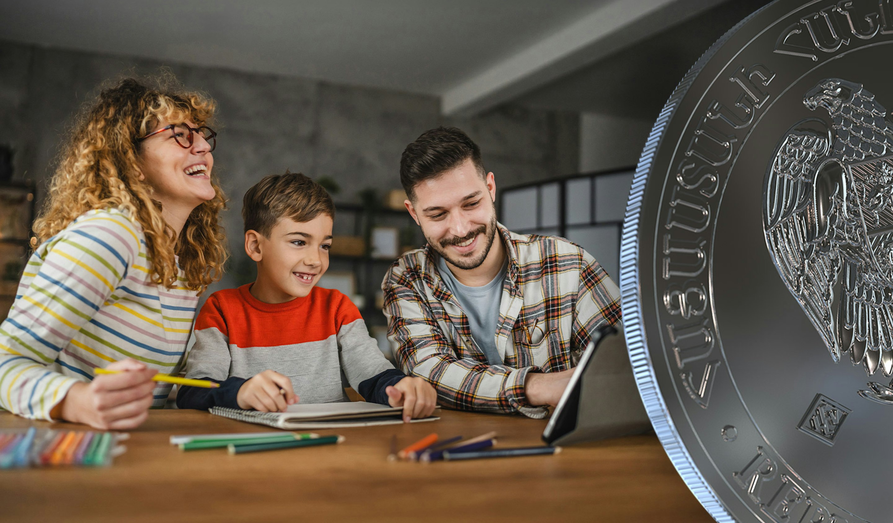 Familie informiert sich am Laptop über die Vorteile des Silbermünzen-Sparplans als moderne Wertanlage.